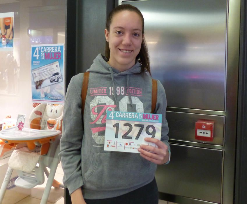 Recogida de dorsales en el Thader para la IV Carrera de la Mujer (Mañana)