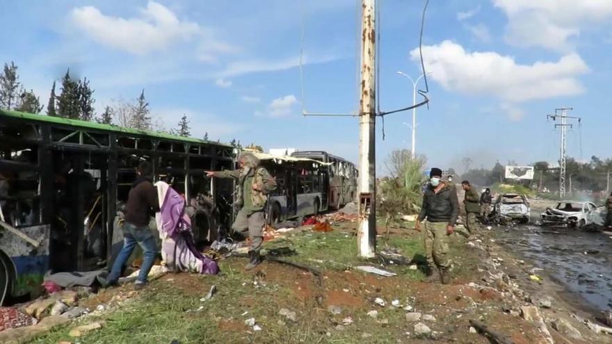 Decenas de muertos en un atentado contra un convoy de evacuados en Alepo