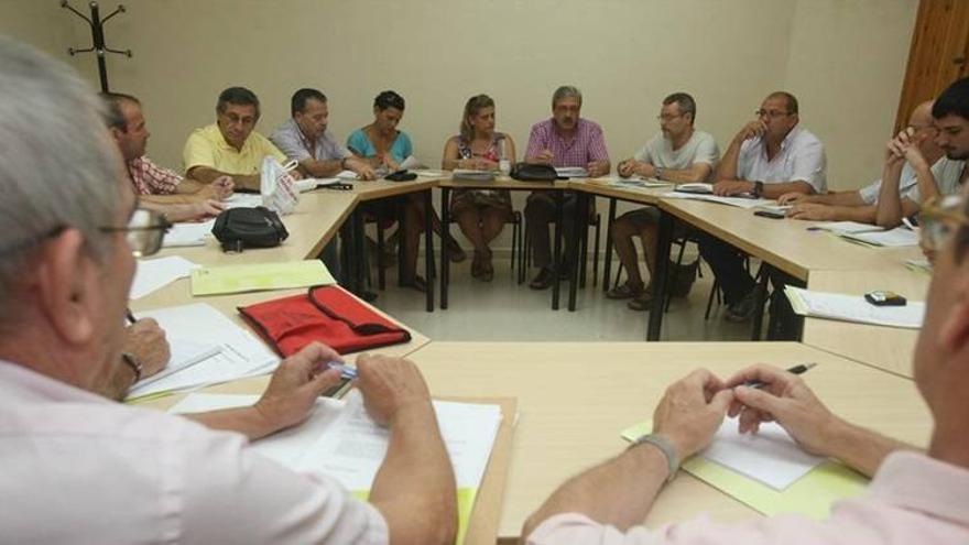 El alcalde y Al-Zahara pactan abrir el Ayuntamiento a los nuevos colectivos