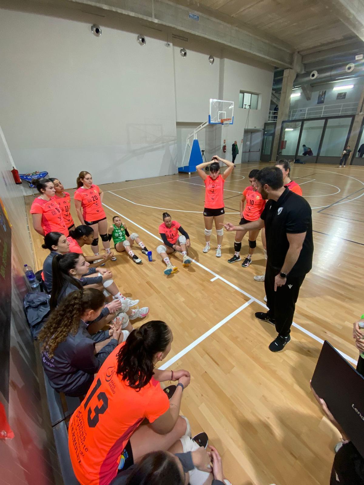 Pablo Alonso da instrucciones a sus jugadoras.