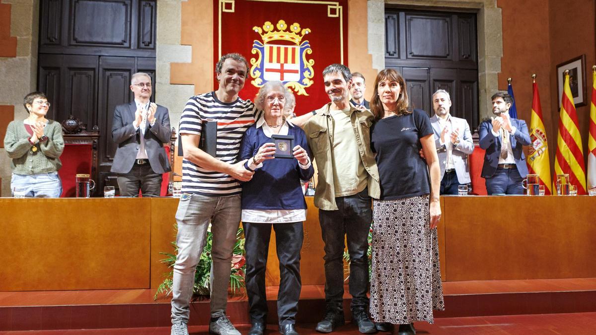 L'esposa i els fills de Víctor Feliu amb la Medalla de la Ciutat al Mèrit Cívic atorgada al manresà