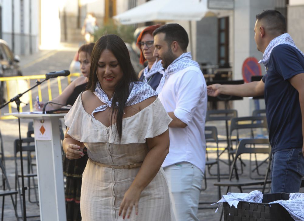 Fiestas de Sagunt. Pregón De Vicente Vayá y puesta del pañuelo de las peñas.