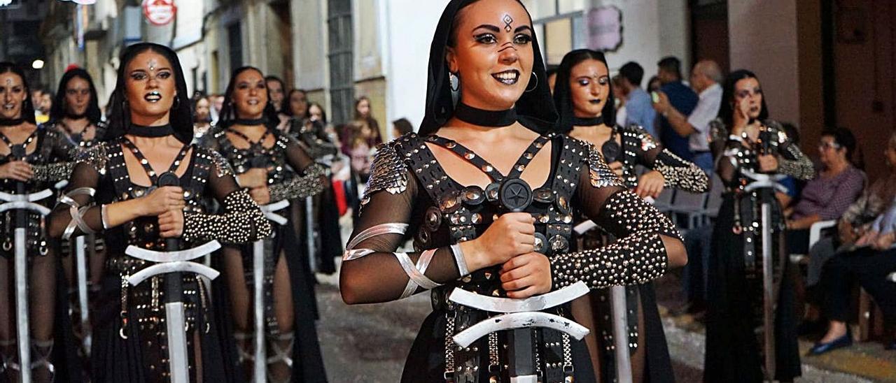 Imatge d’arxiu d’un grup femení durant una desfilada de les festes de’Albaida | LEVANTE-EMV