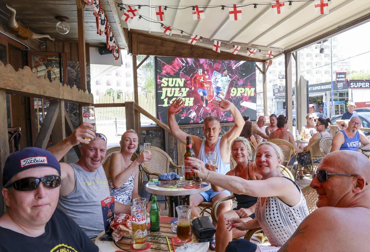 Aficionados ingleses en uno de los locales preparados para la final del domingo en Benidorm.