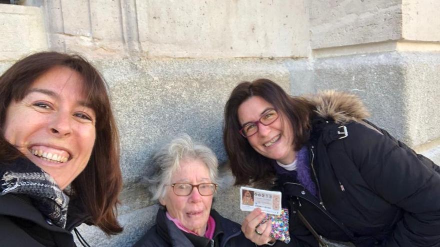 Las hermanas de Ondara agraciadas con el Gordo repiten el ritual de la suerte