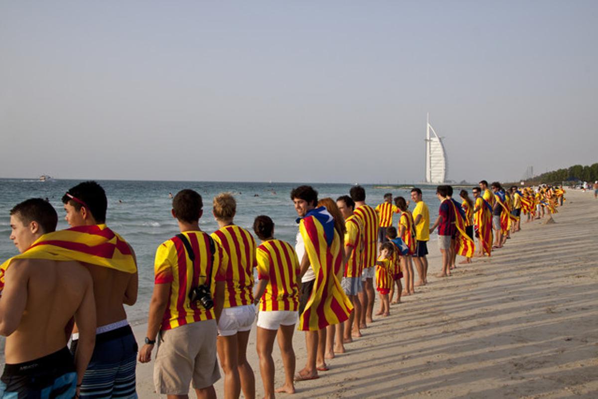 S’han concentrat 100 persones a la platja de la ciutat per recolzar la Via Catalana.