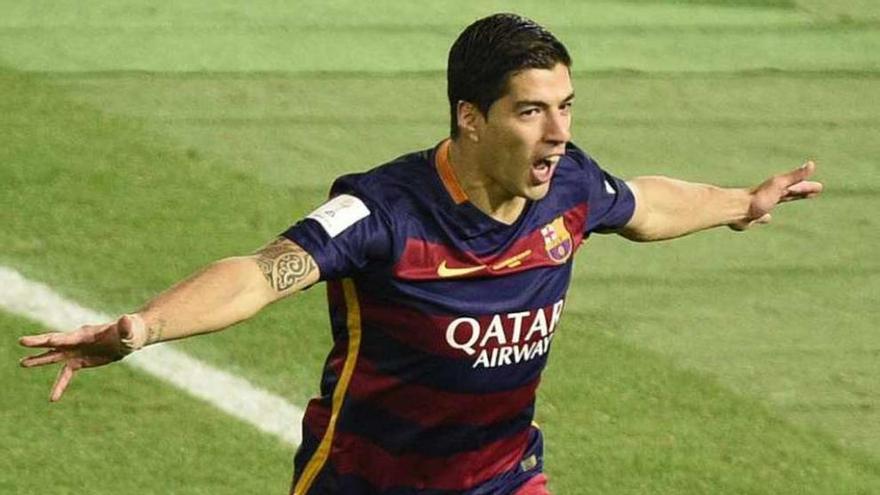 Luis Suárez celebra uno de los dos goles que anotó ayer.