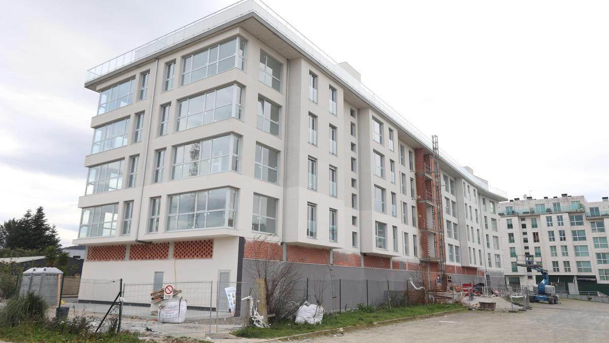 Edificio con pisos a la venta en Alto do Castro, con los trabajos para rematar la obra, este miércoles, en Carral.