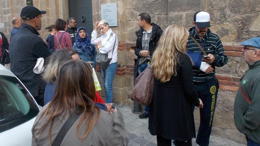 Activistes concentrats davant de l&#039;edifici dels Infants durant la reunió de la Taula de l&#039;Habitatge