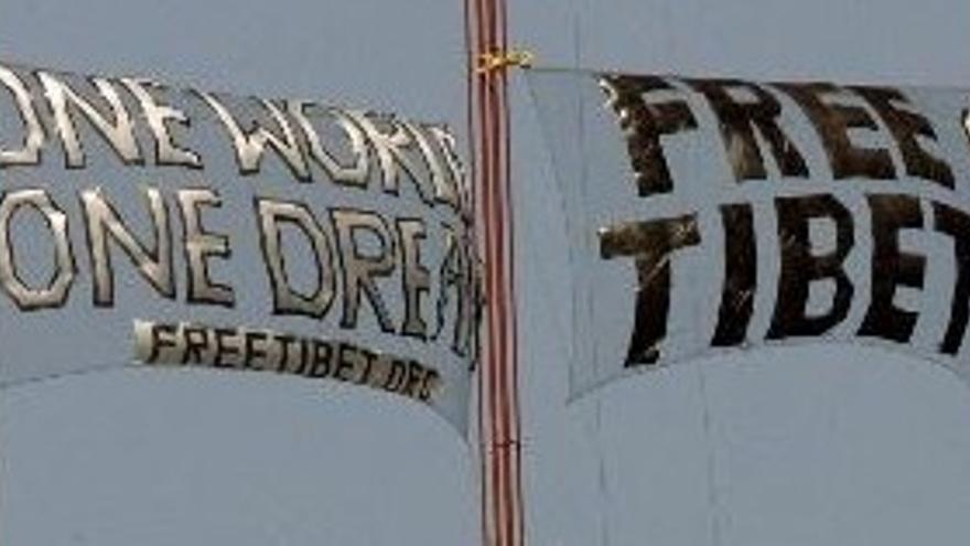 Tres manifestantes escalaron el puente Golden Gate para colgar dos pancartas en donde se lee &quot;Un Mundo, Un Sueño, Tibet libre 08&quot;, en San Francisco.