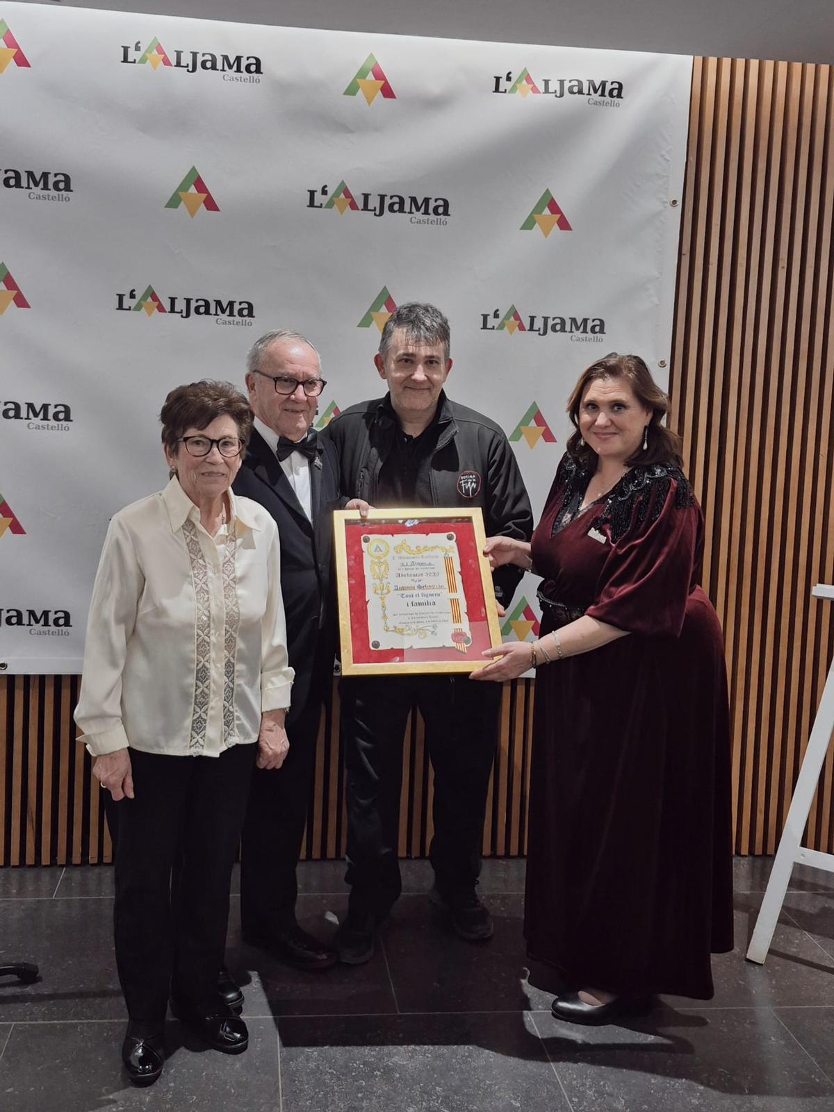 Toni, con su mujer e hijo. A la derecha, Pilar Roca.