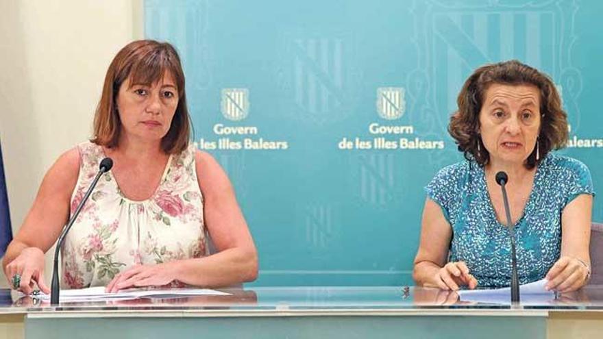 La presidenta Armengol y la consellera Santiago, ayer.