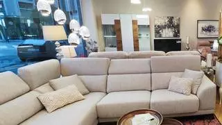 Luto en el comercio de Mieres y de Oviedo por la muerte de Avelina Pérez, fundadora de Muebles Vallejo, y de Marisa Aguinaco, de la Ferretería Aguinaco