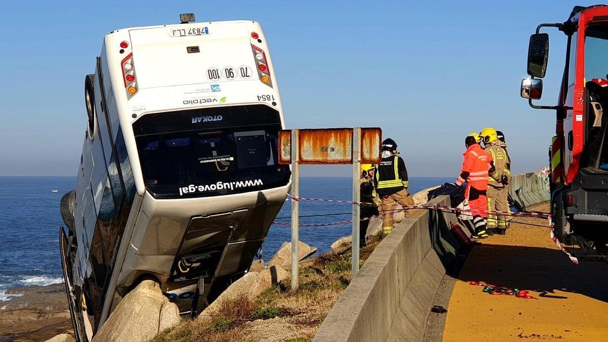 Cuatro heridos tras volcar un bus que quedó 'colgado' en las rocas de cabo Silleiro