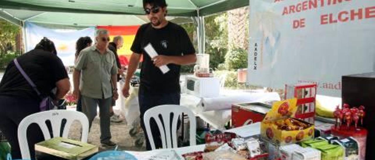 Expositor del colectivo argentino en una fiesta en Elche.