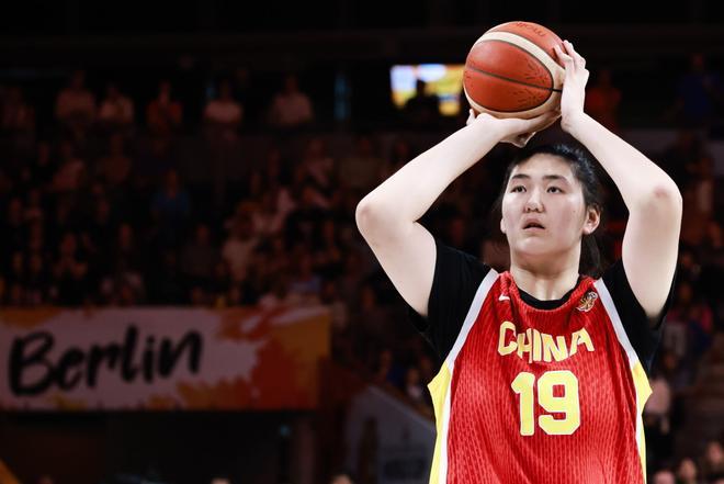 Zhang Ziyu, la 'Yao Ming' femenina de 2,23 metros que asombra en el Mundial de baloncesto