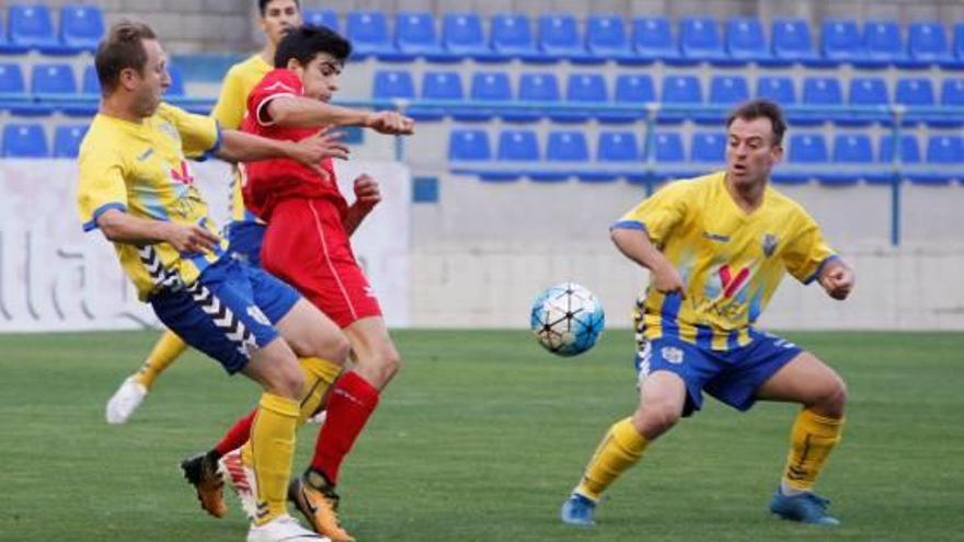 Una jugada del primer amistós de pretemporada del Palamós i Figueres ahir al Municipal.