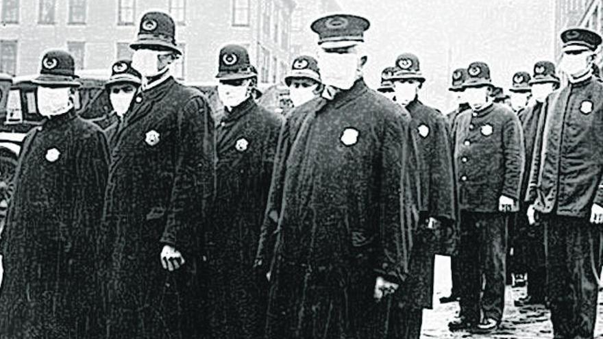 Policías con mascarillas durante la llamada gripe española.