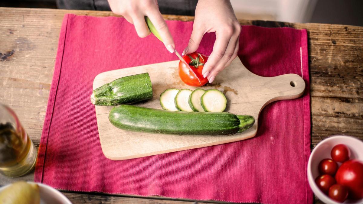 Ya sea de madera o plástico, saber cómo limpiar y desinfectar adecuadamente tu tabla de cocina es clave para evitar la contaminación cruzada y garantizar la seguridad alimentaria en tu hogar