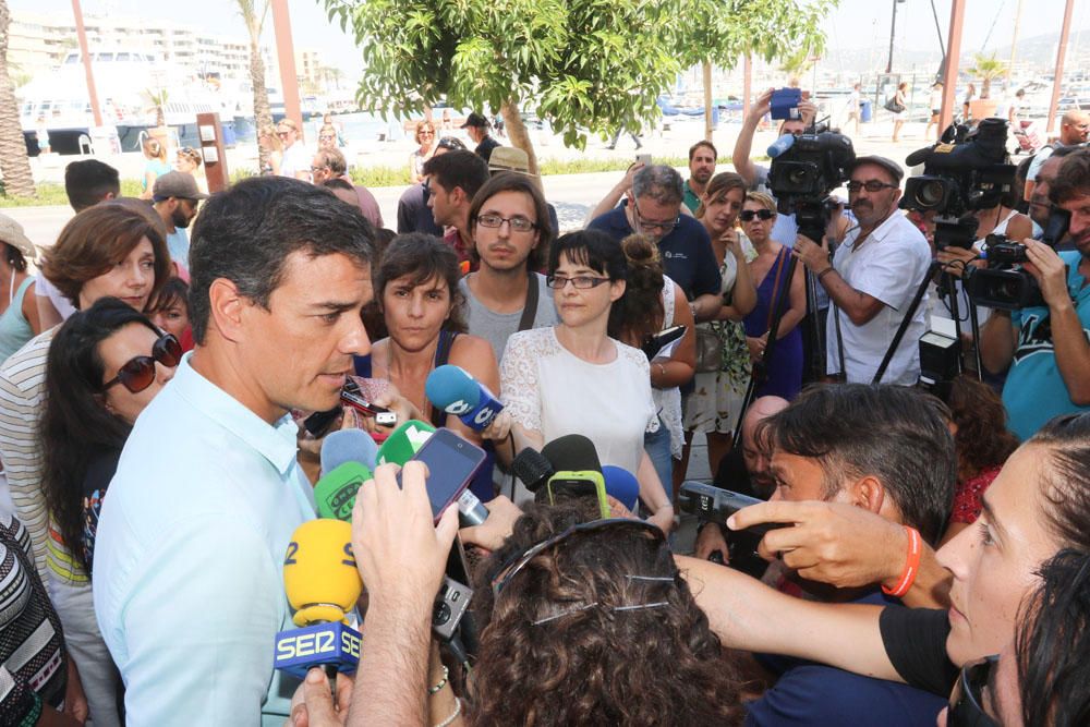 Pedro Sánchez pasea por el puerto de Ibiza