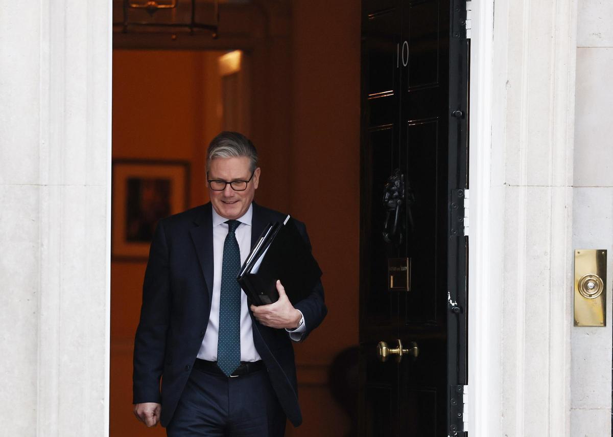 El primer ministro británico, Keir Starmer, abandona Downing Street en Londres, Reino Unido, el 2 de marzo de 2026