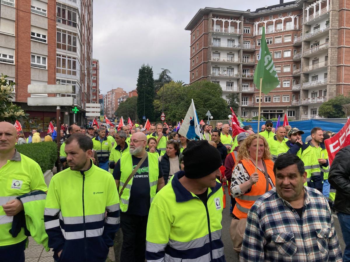 Los manifestantes, camino del ayuntamiento de Avilés.