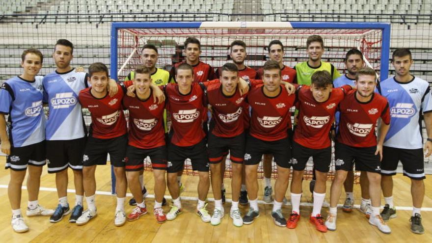 La plantilla del filial de ElPozO, ayer antes del entrenamiento que celebró por la tarde en el Palacio de los Deportes.