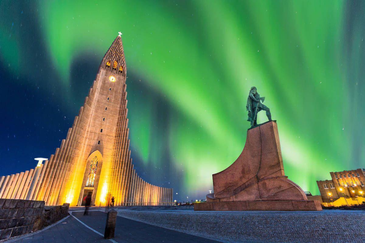 La catedrla de Reikiavik (Islandia) bajo la aurora boreal