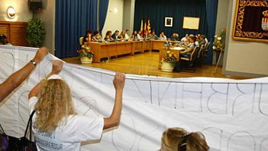 Los miembros de la A. VV. Zona Norte expresaron sus quejas mostrando una pancarta a la Corporación durante el pleno de El Campello.
