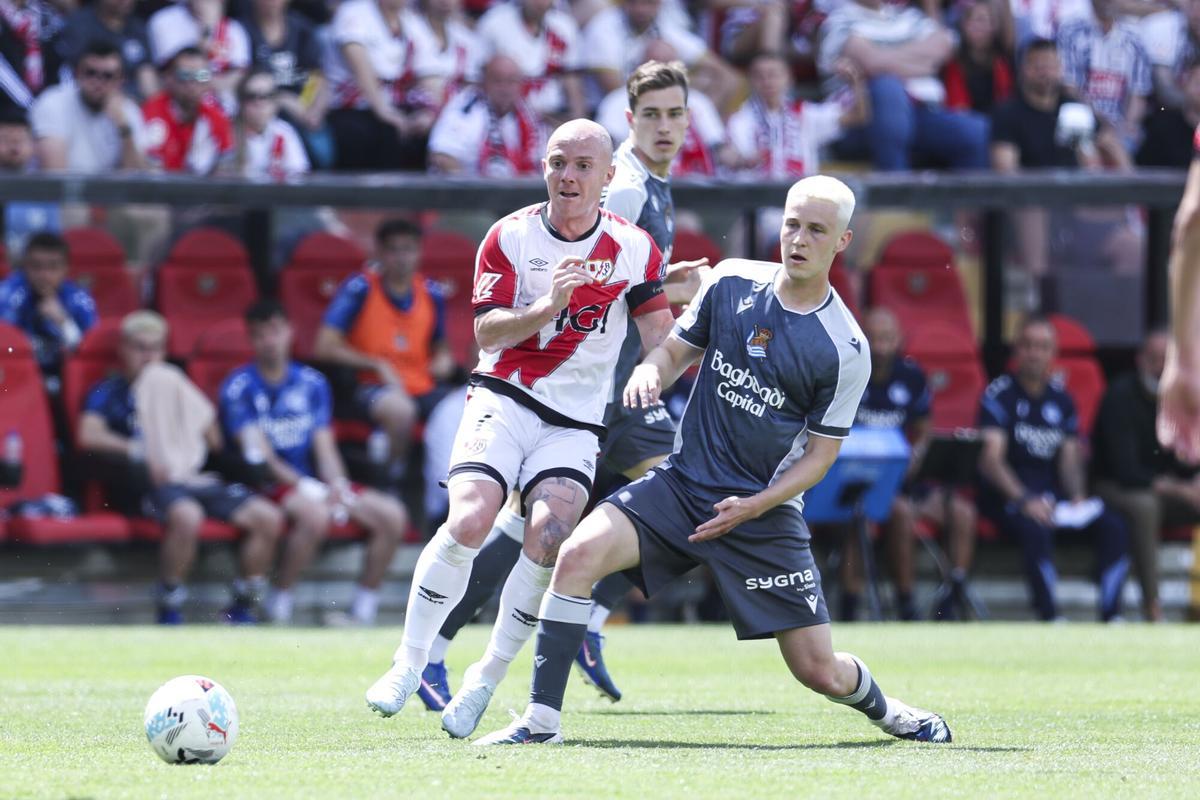 Isi Palazon of Rayo Vallecano and Benat Turrientes of Real Sociedad in action during the Spanish League, LaLiga EA Sports, football match played between Rayo Vallecano and Real Sociedad at Vallecas stadium, on April 26, 2026, in Madrid, Spain. AFP7 26/04/2026 ONLY FOR USE IN SPAIN. Irina R. Hipolito / AFP7 / Europa Press;2026;SPAIN;SPORT;ZSPORT;SOCCER;ZSOCCER;Rayo Vallecano v Real Sociedad - LaLiga EA Sports