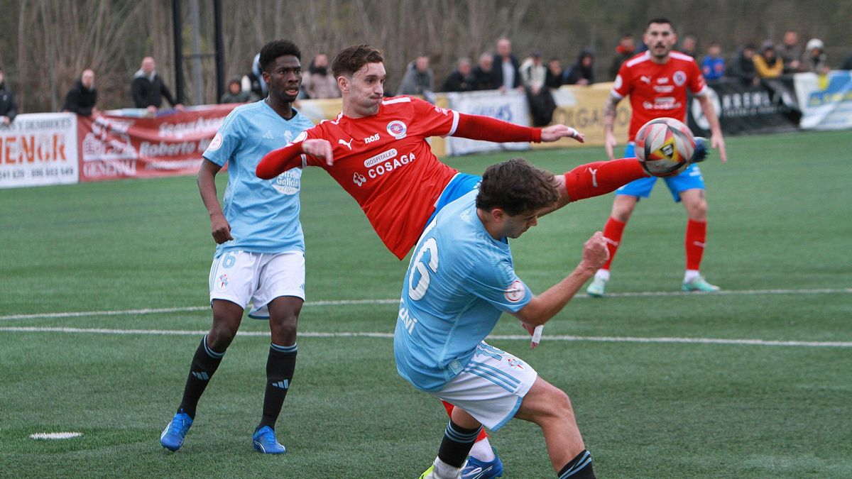 El nuevo fichaje del Alondras, Luismi (en el centro), intenta rematar en un partido durante su etapa en el U.D.Ourense.