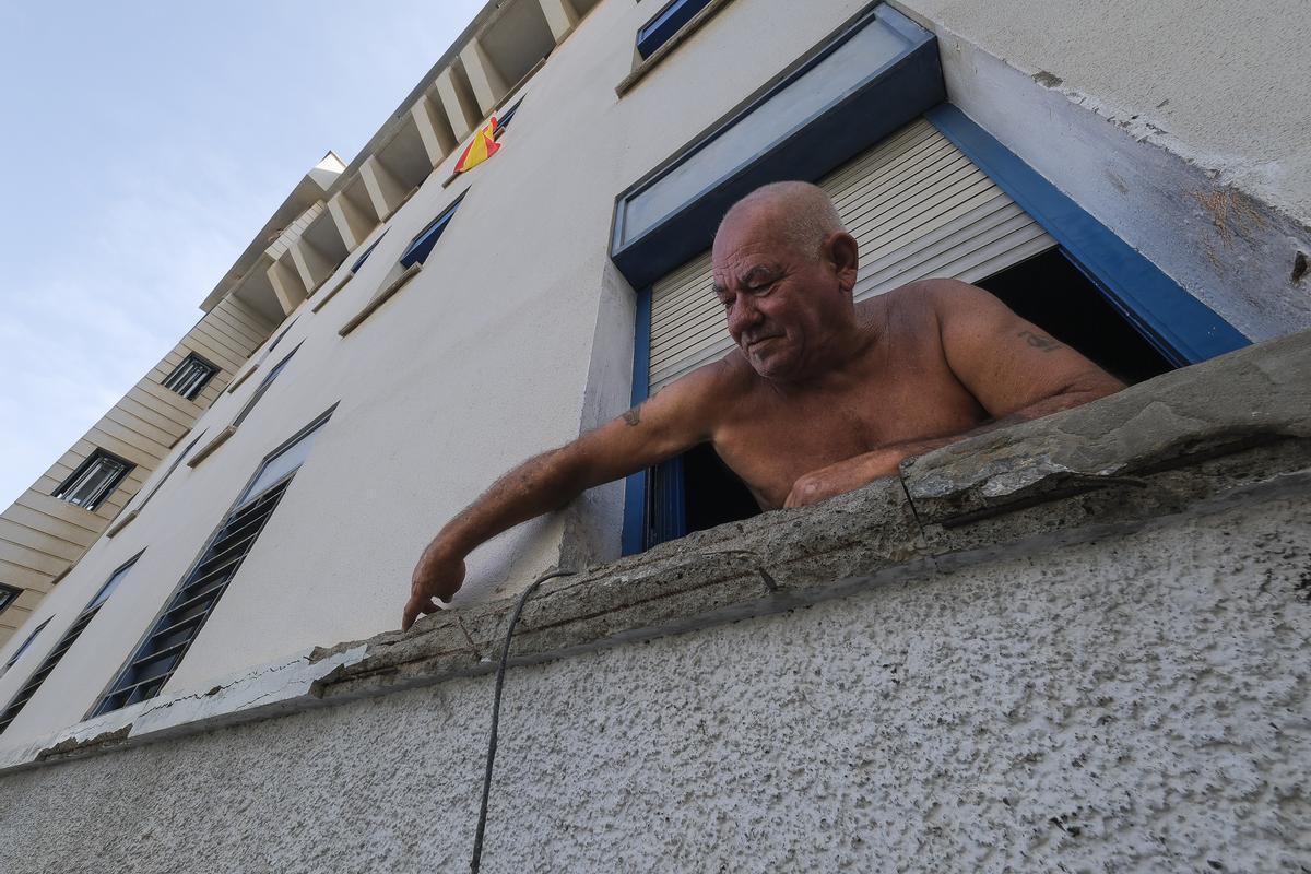Pedro Tavío, vecino de la calle Donante Altruista, en el popular Lomo del Chinche, en Barrio Atlántico.