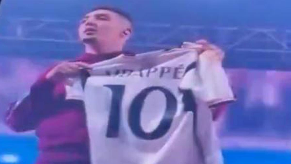 Morad, con la camiseta del Real Madrid con el nombre de Mbappé