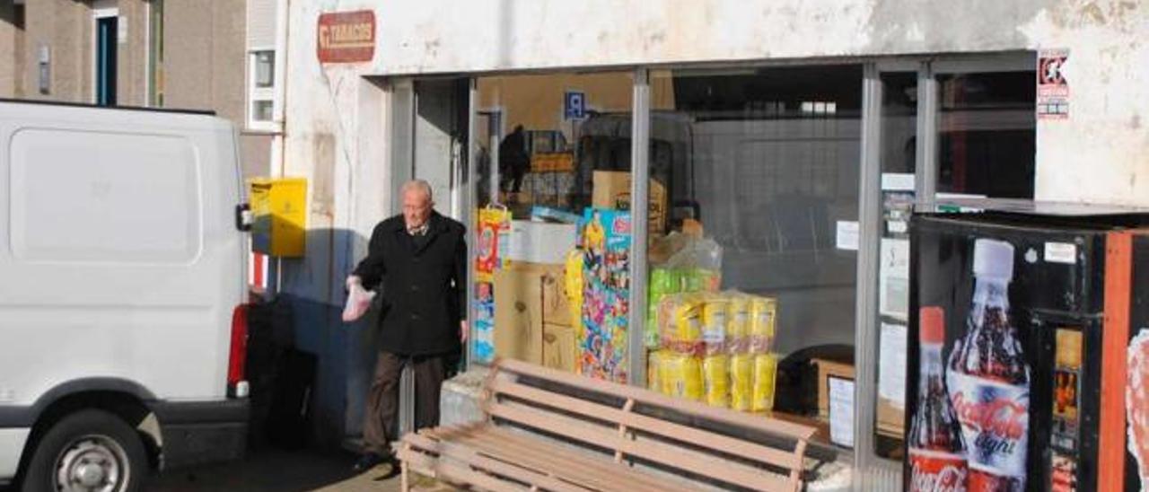 Un cliente sale de Casa Falo, en la mañana de ayer.