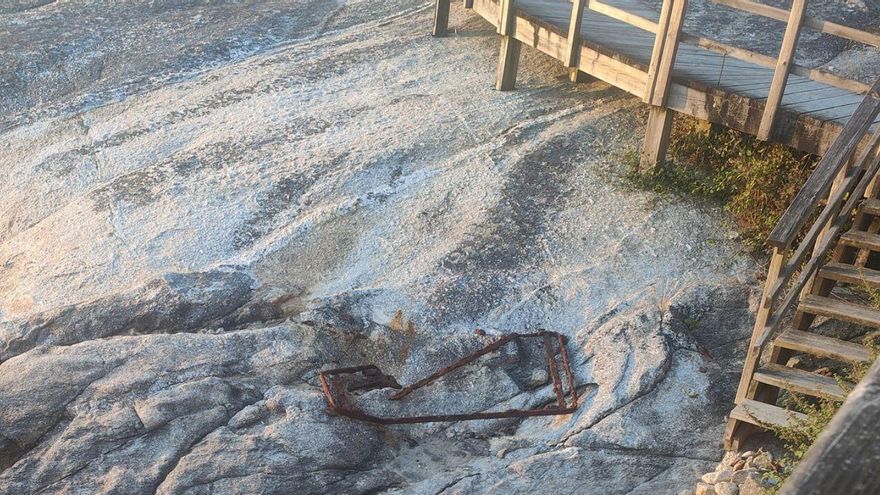 El somier en las piedras de un arenal de Aldán. | FDV