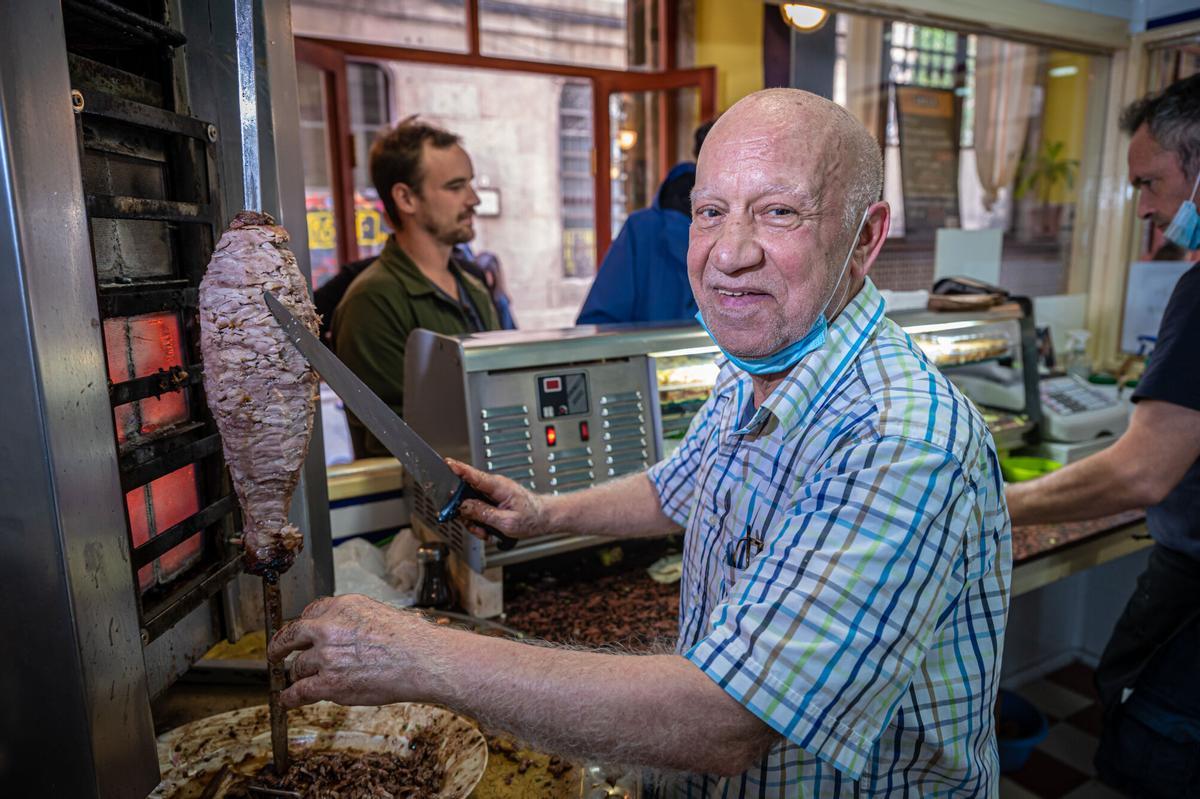 Barcelona 14/10/21 Barcelona. Salem Kahbbaz, en el restaurante El Cuiner de Damasc, cuando reabrió en 2021.