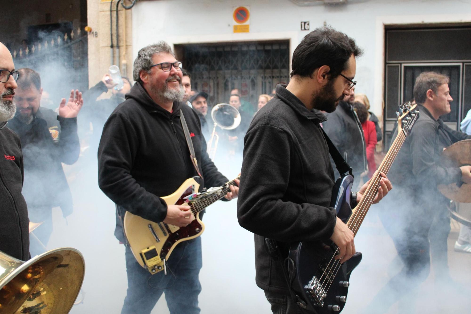 Las comisiones falleras llenan Alzira de música y baile en el desfile de pasodobles