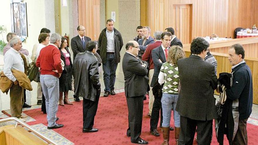 Los diputados del PP, con Núñez Feijóo, estuvieron con  vecinos de varios municipios afectados por la Ley de Costas.