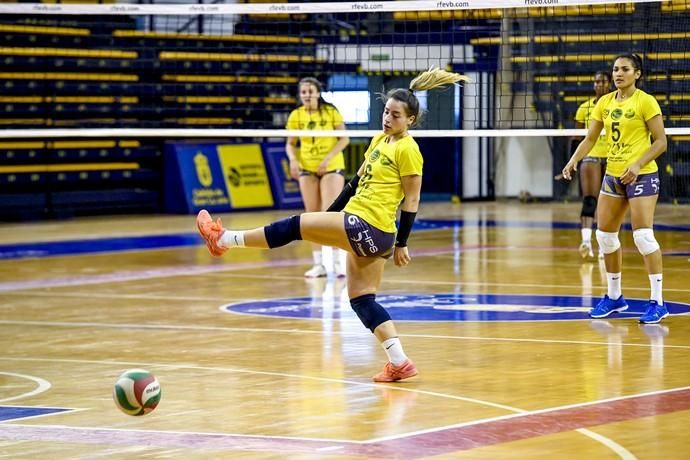 25-02-20 DEPORTES. CENTRO INSULAR DE LOS DEPORTES. LAS PALMAS DE GRAN CANARIA. Entrenamiento y foto de grupo del equipo femenino de volleyball IBSA 7 Palmas.    Fotos: Juan Castro.  | 25/02/2020 | Fotógrafo: Juan Carlos Castro