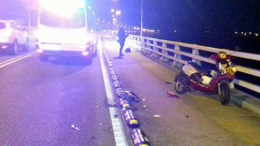 El ciclomotor siniestrado en el puente de A Illa de Arousa, al salirse su conductor de la vía. // Noé Parga