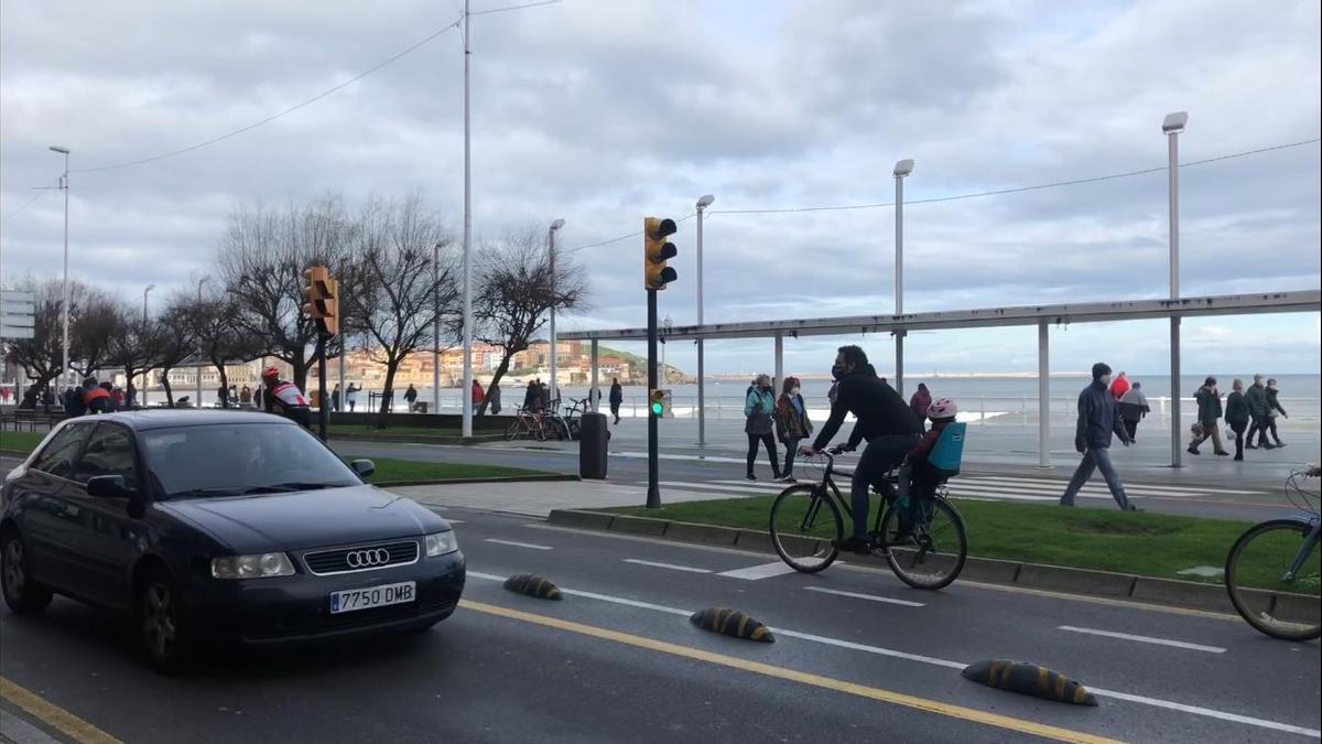 Así estaba esta mañana el paseo de El Muro en el primer día de cierre perimetral de Gijón