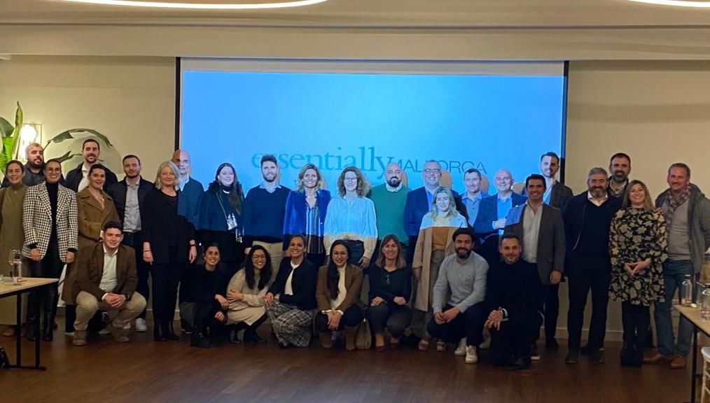 Foto de grupo de los socios de Essentially Mallorca, la agrupación ya aglutina a 46 empresas de diversos segmentos turísticos.