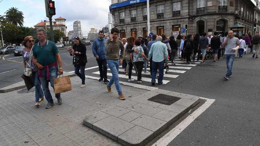 Peatones cruzando en un semáforo del centro de A Coruña.