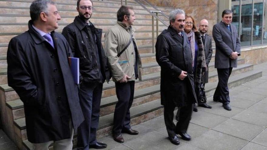 Alfonso del Río, director general de Asturex, en primer término, y Graciano Torre, en el centro, con representantes de las empresas del consorcio de las TIC.