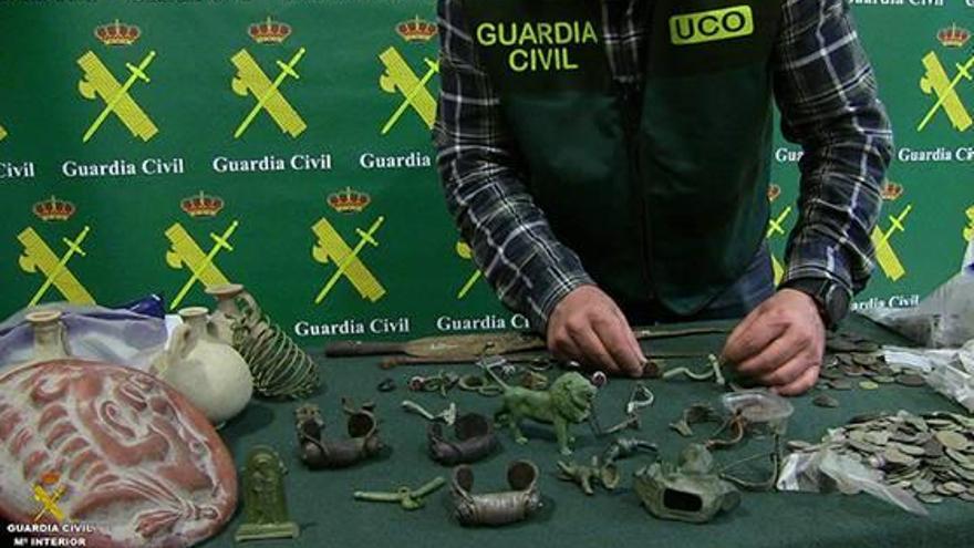 Imágenes del material intervenido por la Guardia Civil a la red de expoliadores.