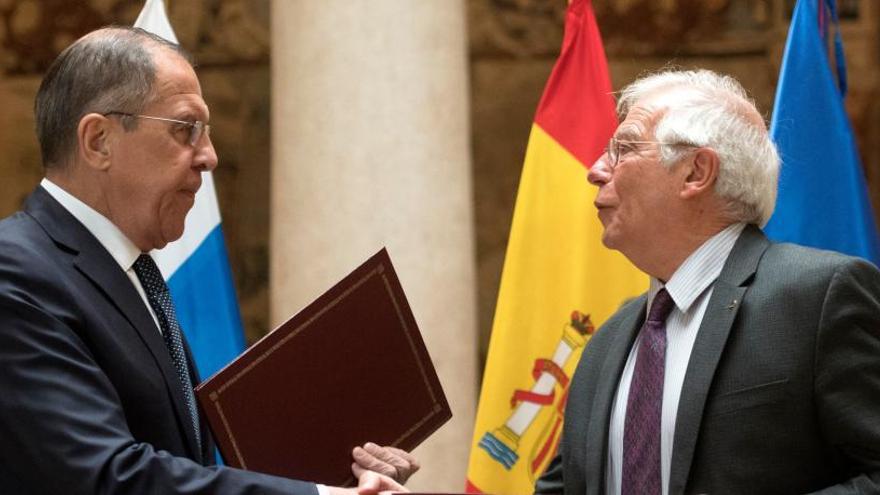 Josep Borrell y Sergei Lavrov se saludan en Madrid.