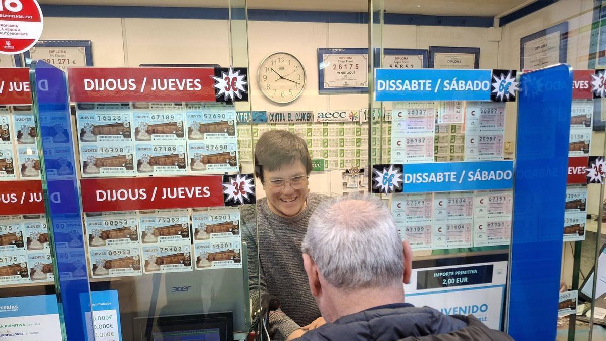 David Fernández venent butlletes a l'administració que regenta al Carrefour