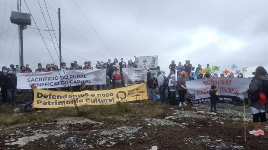 Plataformas vecinales convocan una protesta para que se blinde Monte do Gato de eólicos