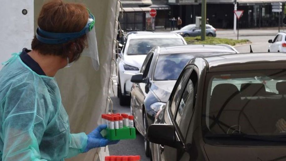 Una sanitaria durante un cribado de covid-19 en Galicia.