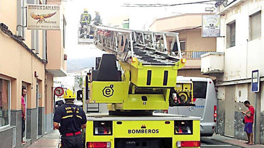 Caída de cascotes de un edificio en San Gregorio